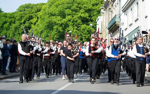 La fête des Sonerion Bro Gwened, la fédération des bagadoù du Morbihan, rassemble chaque année des milliers de spectateurs et des centaines de sonneurs.